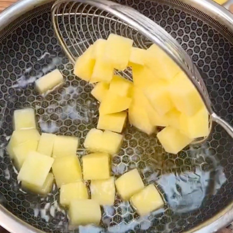 Bước 2 Sơ chế và chiên khoai tây Khoai tây xào nấm đùi gà