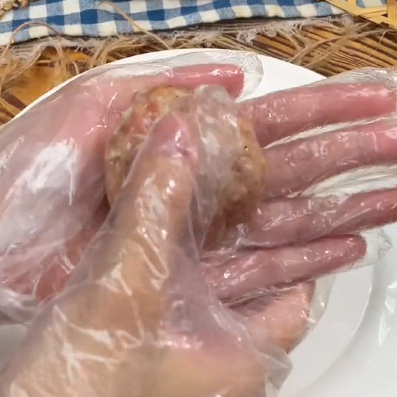 Bước 2 Tạo hình xíu mại Xíu mại trứng muối (Công thức được chia sẻ từ TikTok Vào bếp cùng Điện máy XANH)