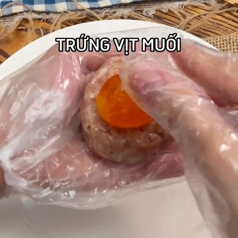 Bước 2 Tạo hình xíu mại Xíu mại trứng muối (Công thức được chia sẻ từ TikTok Vào bếp cùng Điện máy XANH)