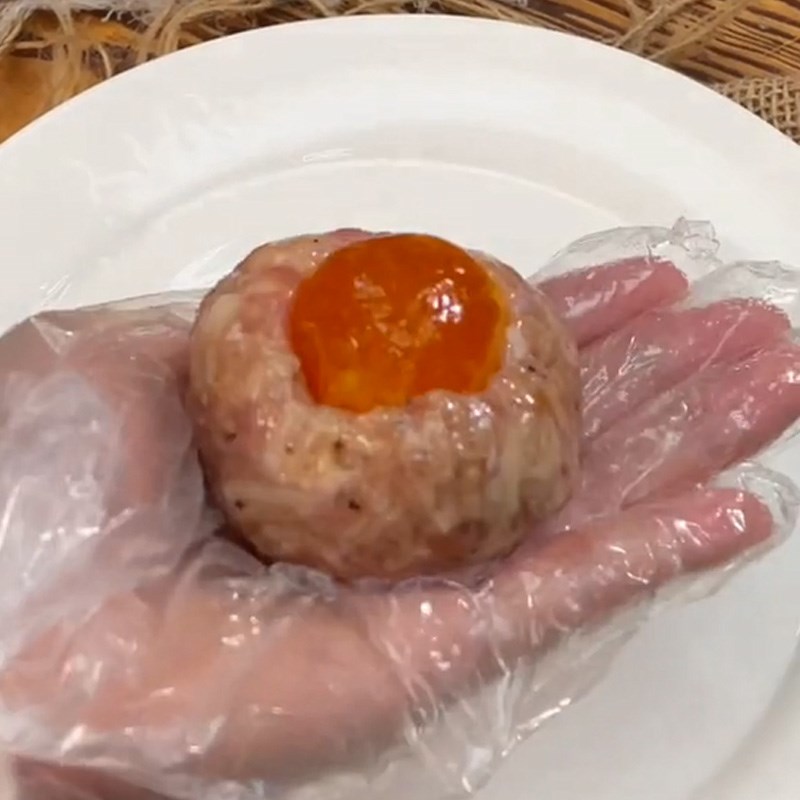 Bước 2 Tạo hình xíu mại Xíu mại trứng muối (Công thức được chia sẻ từ TikTok Vào bếp cùng Điện máy XANH)