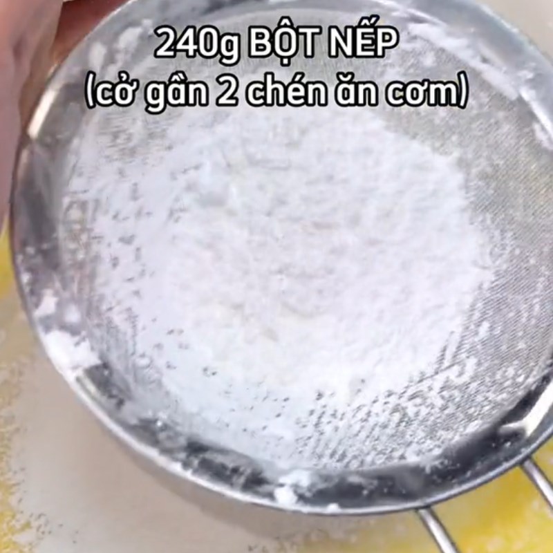 Bước 1 Trộn bột Bánh nếp phô mai