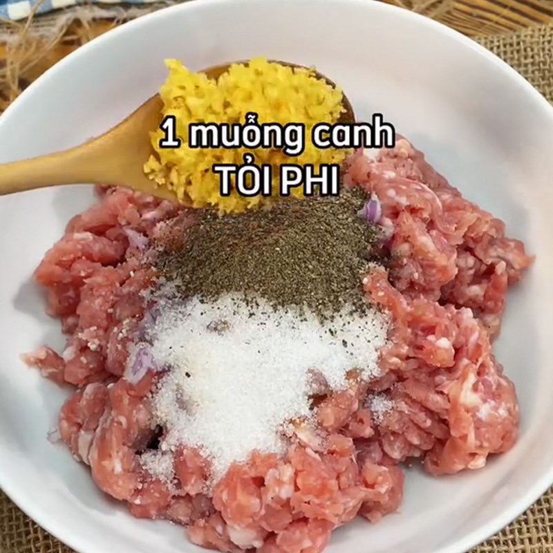 Bước 1 Ướp thịt xíu mại Xíu mại trứng muối (Công thức được chia sẻ từ TikTok Vào bếp cùng Điện máy XANH)