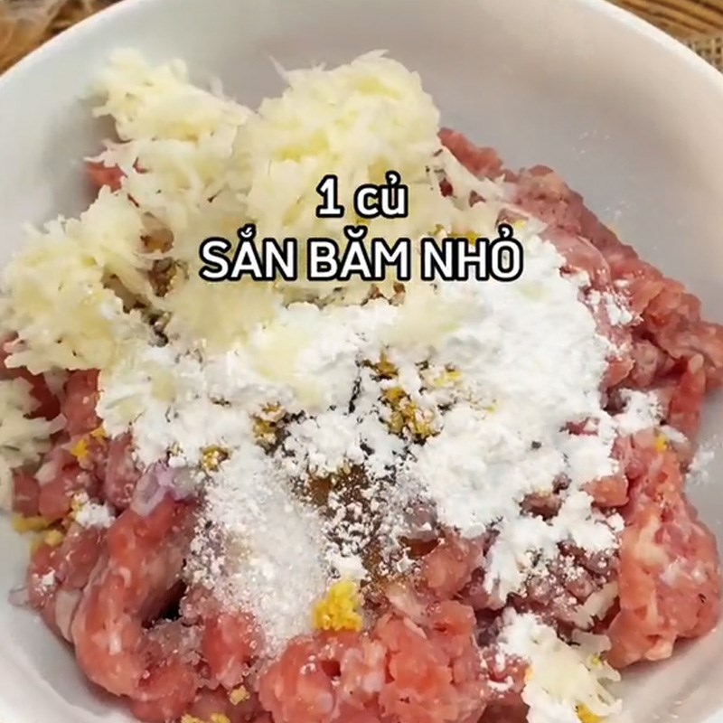 Bước 1 Ướp thịt xíu mại Xíu mại trứng muối (Công thức được chia sẻ từ TikTok Vào bếp cùng Điện máy XANH)