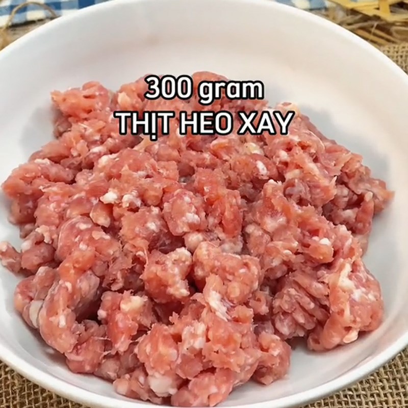 Bước 1 Ướp thịt xíu mại Xíu mại trứng muối (Công thức được chia sẻ từ TikTok Vào bếp cùng Điện máy XANH)