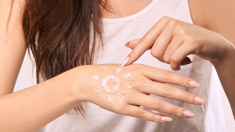 Sử dụng kem chống nắng trong bệnh dày sừng ánh sáng là rất quan trọng