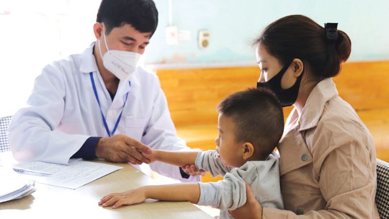 Khi nhận thấy trẻ có các dấu hiệu bất thường về ngôn ngữ thì nên đưa trẻ gặp bác sĩ càng sớm càng tốt