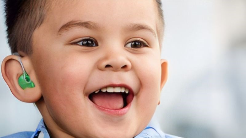 Máy trợ thính giúp tăng khả năng nói và nghe ở trẻ
