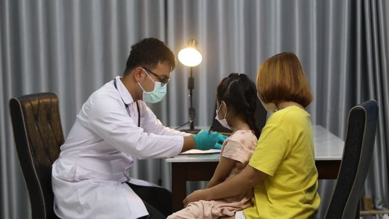 Bác sĩ sẽ quan sát và đánh giá các biểu hiện lâm sàng của trẻ để đưa ra chẩn đoán