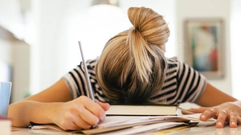 Chứng ngủ rũ là một loại rối loạn giấc ngủ làm cho người bệnh bị buồn ngủ quá mức vào ban ngày Chứng ngủ rũ là một loại rối loạn giấc ngủ làm cho người bệnh bị buồn ngủ quá mức vào ban ngày