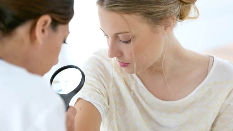 Bác sĩ chẩn đoán dựa trên kiểm tra da và triệu chứng lâm sàng