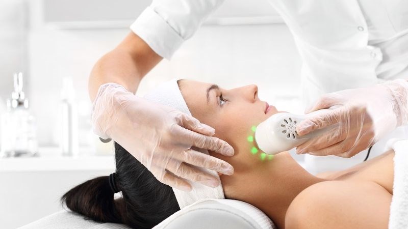 Tia laser tác động vào lớp da để làm mờ hoặc loại bỏ các tế bào bất thường và kích thích tái tạo da mới