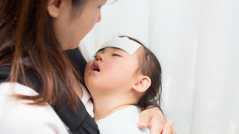 Trẻ em bị thiếu máu hồng cầu hình liềm cần đến cơ sở y tế ngay khi sốt cao trên 38,5 độ C