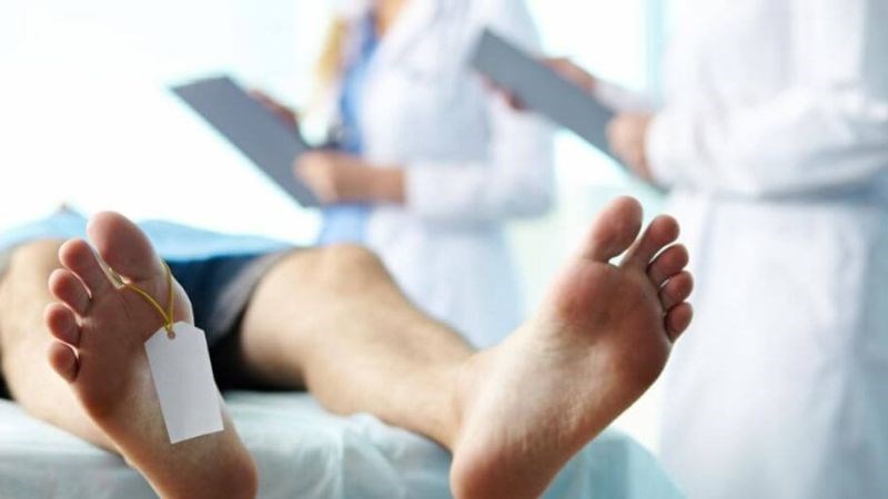 Bác sĩ tiến hành đánh giá chỉ số sinh tồn của người bệnh