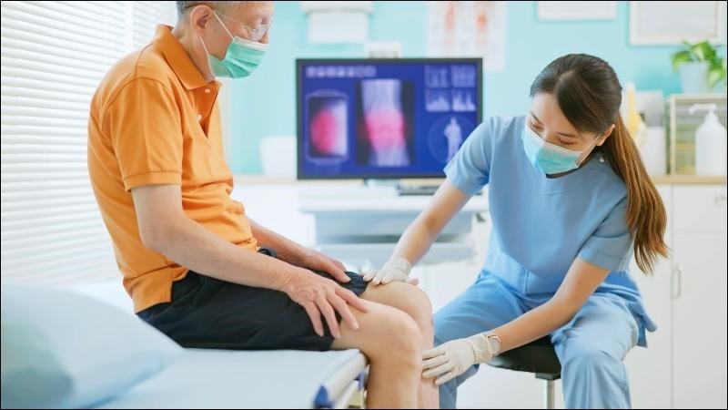 Bác sĩ sẽ tiến hành kiểm tra để xác định cứng khớp và tìm nguyên nhân Bác sĩ sẽ tiến hành kiểm tra để xác định cứng khớp và tìm nguyên nhân