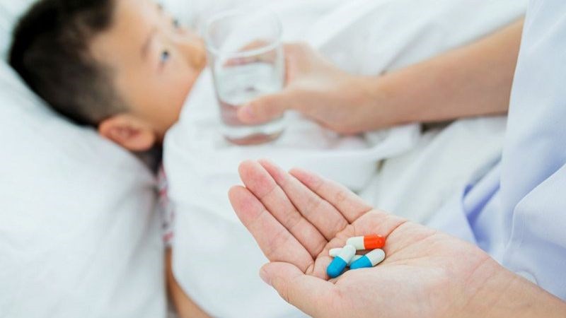 Dùng kháng sinh để chữa trị các vấn đề phát sinh sau phẫu thuật mở lỗ hậu môn để đảm bảo quá trình hồi phục tốt