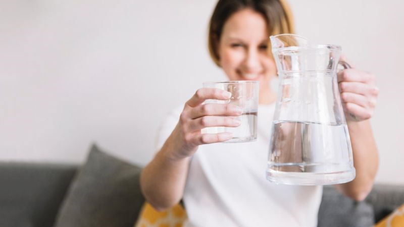 Uống đủ nước và hạn chế các chất kích thích giúp phòng bệnh polyp thanh quản