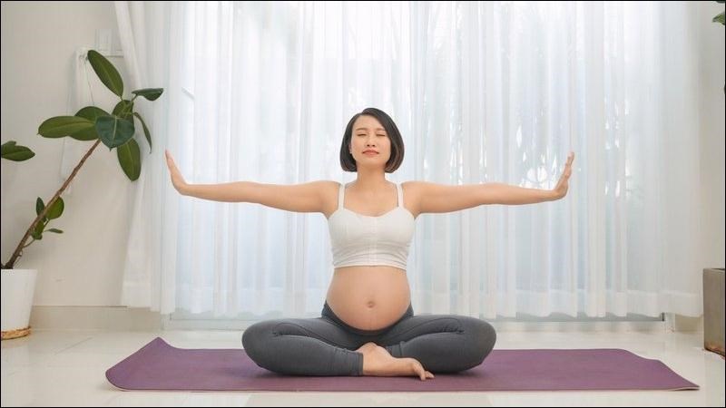 Tập yoga giúp mẹ bầu giảm căng thẳng