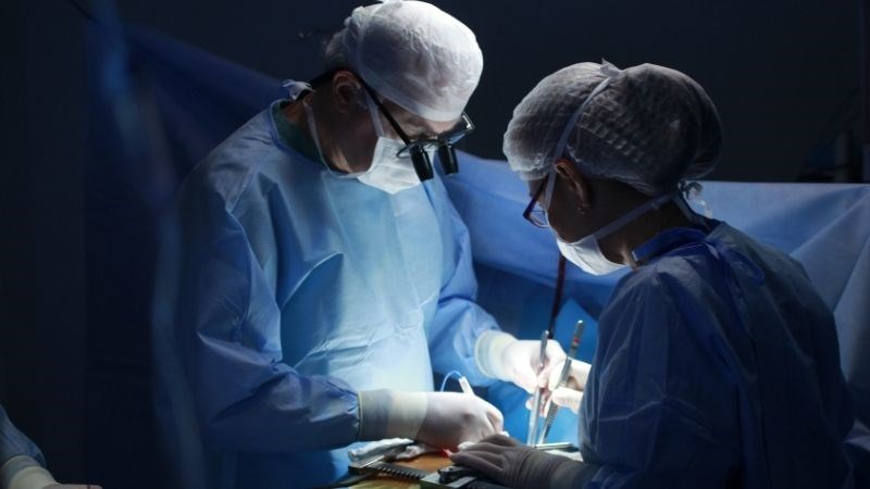 Phẫu thuật là một trong các phương pháp điều trị giảm số lượng tinh trùng
