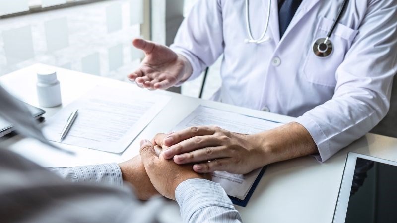 Thăm khám lâm sàng đóng vai trò quan trọng trong việc chẩn đoán số lượng tinh trùng thấp