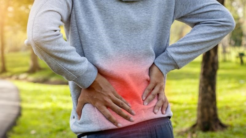 Đau âm ỉ kéo dài ở vùng lưng dưới là một trong những dấu hiệu của sỏi tuyến tiền liệt Đau âm ỉ kéo dài ở vùng lưng dưới là một trong những dấu hiệu của sỏi tuyến tiền liệt