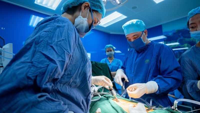 Bệnh nhân bị nhiễm trùng nặng và có nguy cơ gặp các biến chứng nguy hiểm thì mới tiến hành phẫu thuật