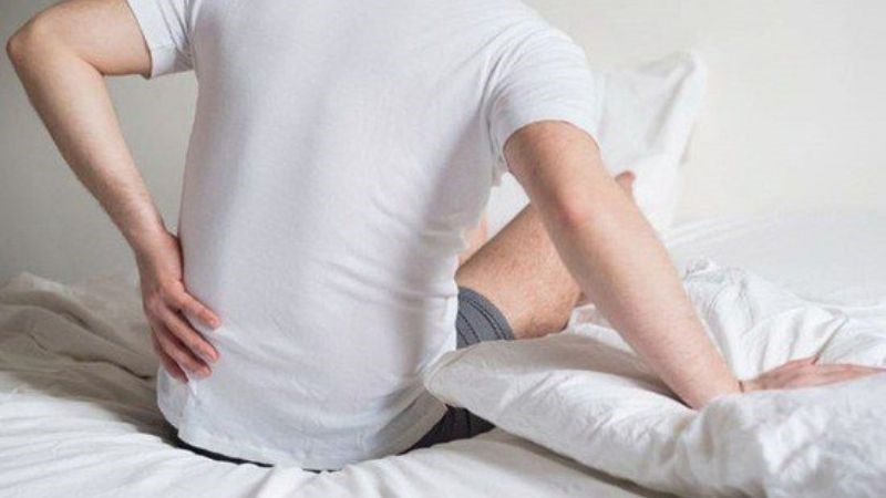 Xuất tinh ra máu có thể gây đau âm ỉ ở vùng háng và vùng lưng dưới