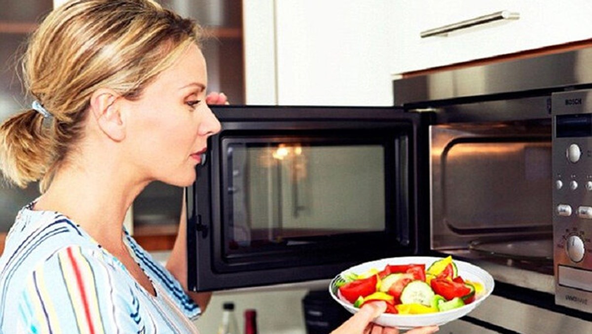 Nguyên nhân lò vi sóng bị nổ cầu chì