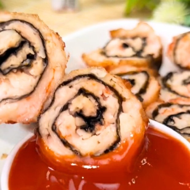 Hướng dẫn cách làm món chả tôm cuộn rong biển thơm ngon, hấp dẫn