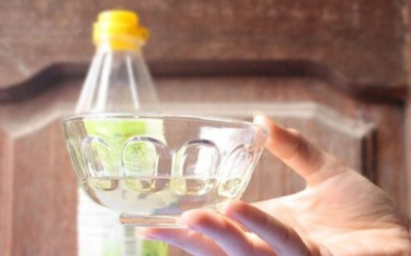 Khử tanh cá bằng rượu hoặc giấm