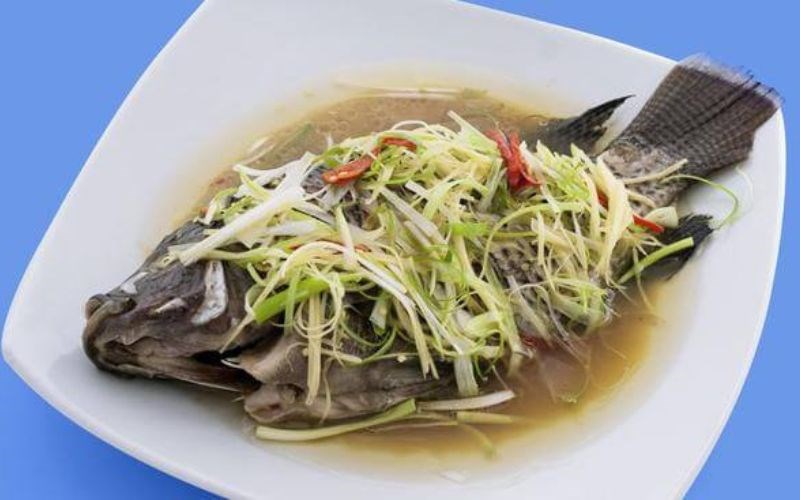 Luộc cá với hành và gừng tươi