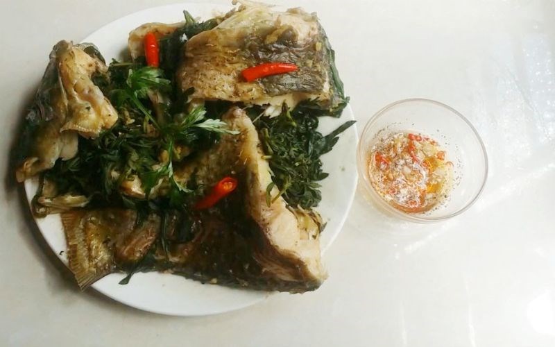 Luộc cá với ngải cứu