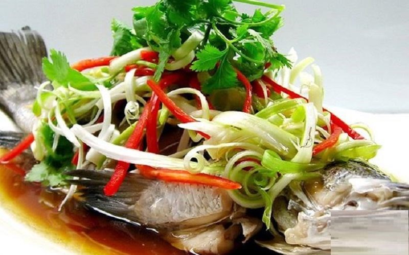 Luộc cá với sả