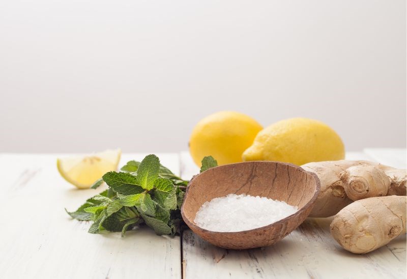 D&ugrave;ng muối, chanh hoặc gừng