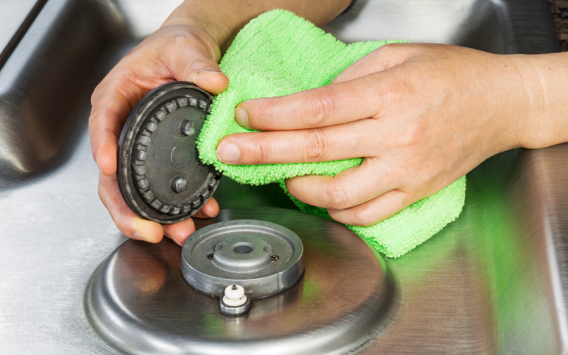  C&aacute;ch vệ sinh đầu đốt bếp gas