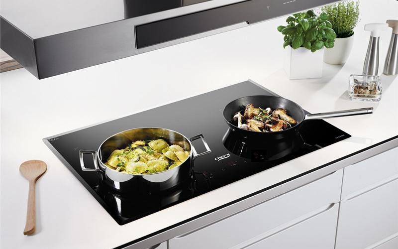 Bếp từ đang d&ugrave;ng nhảy Aptomat