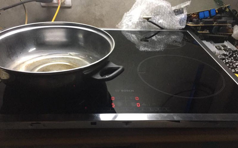 Bật bếp từ th&igrave; nhảy Aptomat