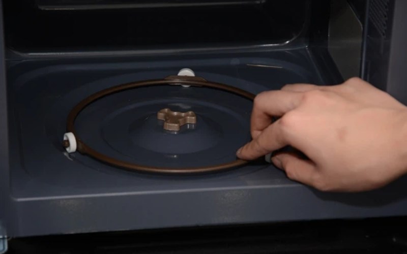 Đặt đĩa kh&ocirc;ng khớp với trục quay