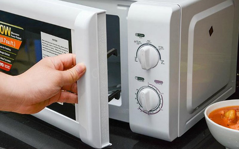 Đ&oacute;ng cửa l&ograve; vi s&oacute;ng chưa chặt