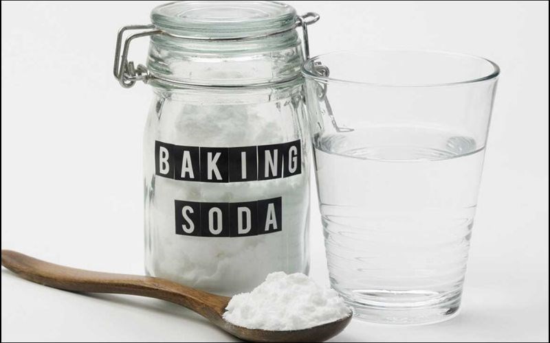 Chữa chảo chống d&iacute;nh bị s&aacute;t bằng baking soda