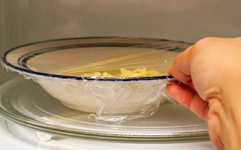 bạn kh&ocirc;ng n&ecirc;n sử dụng bọc thực phẩm để bọc k&iacute;n xung quanh thức ăn khi h&acirc;m n&oacute;ng