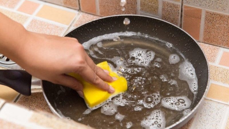 V&igrave; sao chảo bị lồi đ&aacute;y?