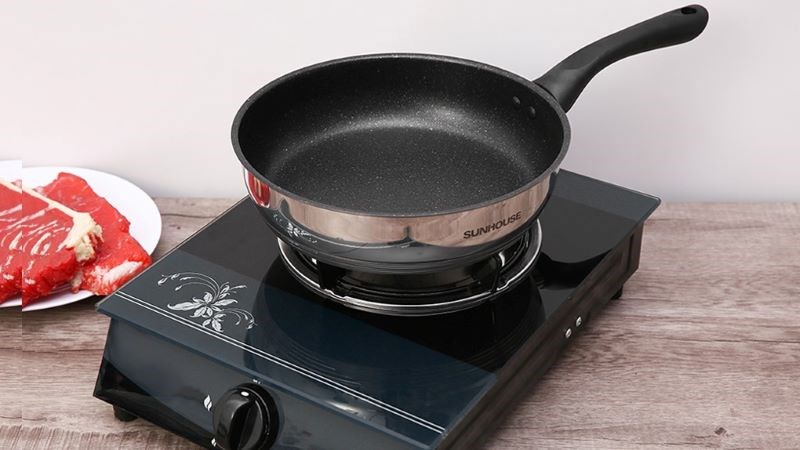 Chảo inox 5 đ&aacute;y chống d&iacute;nh v&acirc;n đ&aacute; 24 cm Sunhouse IN24M4