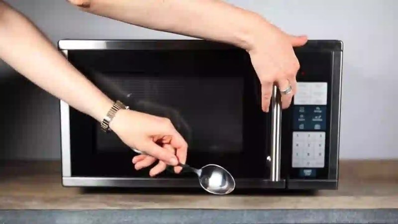 Đĩa l&ograve; vi s&oacute;ng vỡ do đun chất lỏng qu&aacute; l&acirc;u