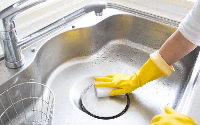 Tẩy bồn rửa ch&eacute;n bị rỉ s&eacute;t bằng ph&egrave;n chua