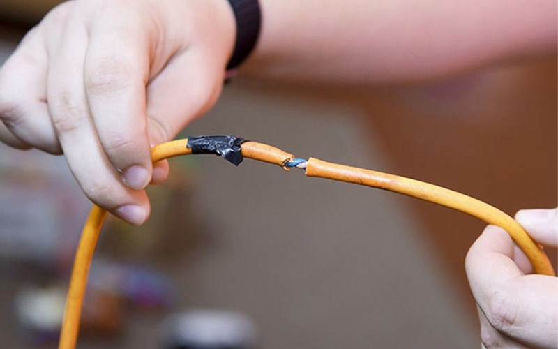 D&acirc;y điện b&ecirc;n trong c&acirc;y nước bị hở