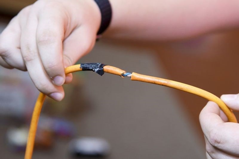 Lớp cách điện bị đứt hoặc hư hỏng