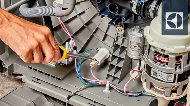 C&aacute;ch khắc phục m&aacute;y rửa b&aacute;t Electrolux b&aacute;o lỗi ECO 