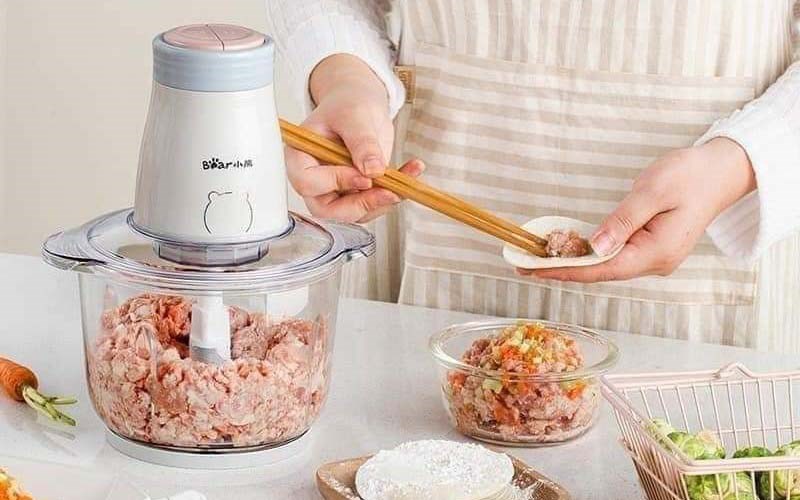 Nguy&ecirc;n liệu cho v&agrave;o m&aacute;y xay thịt qu&aacute; nhiều