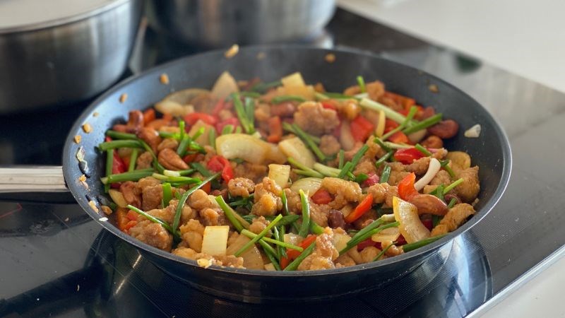 N&ecirc;n mua chảo chống d&iacute;nh loại n&agrave;o tốt