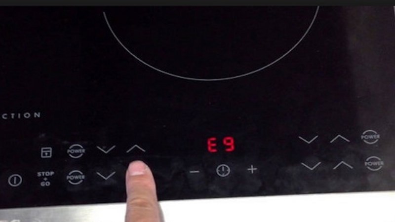 Bếp từ Bosch b&aacute;o lỗi E9